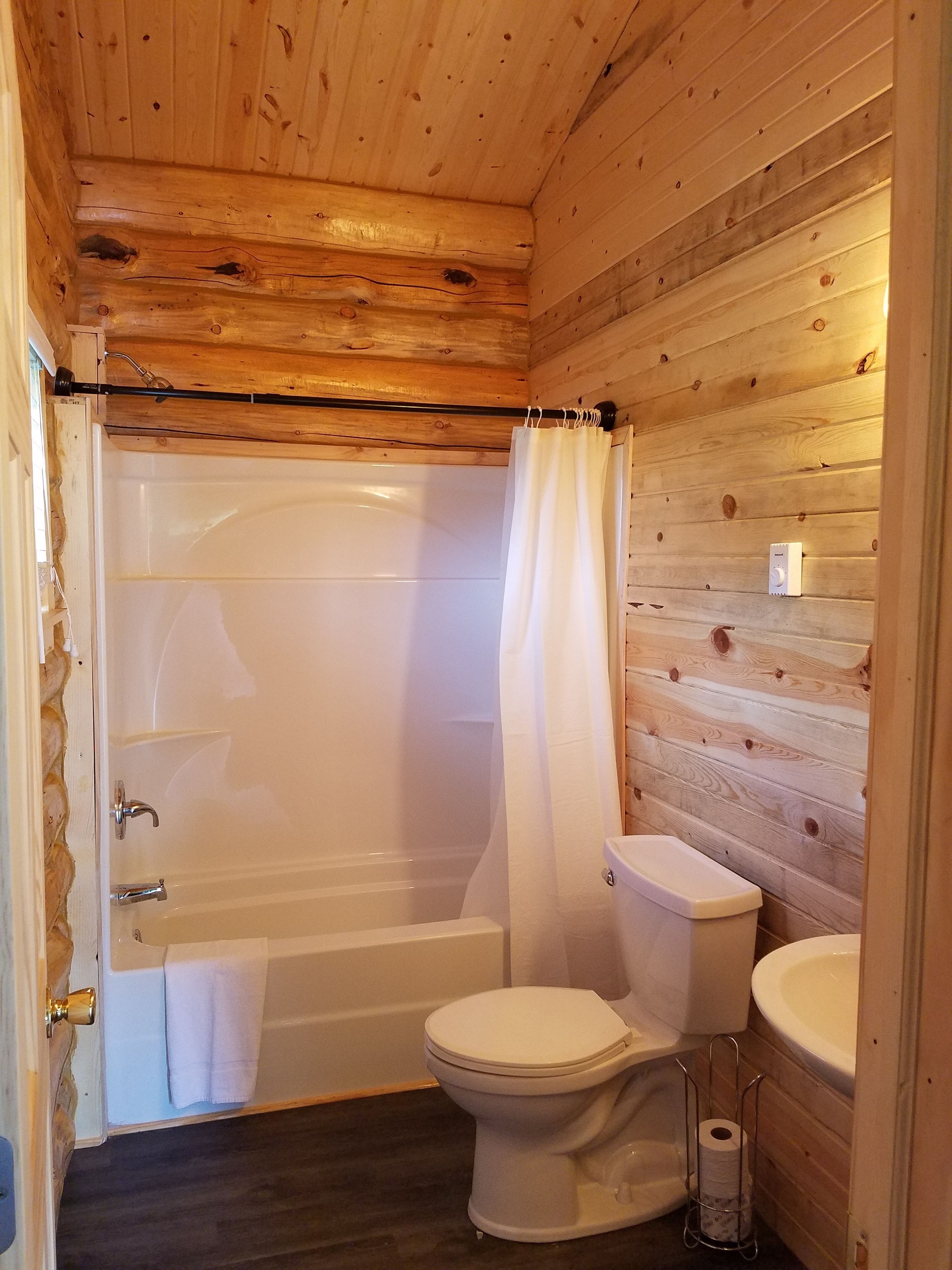Luxury Cabin (Cabin 25) | Bathroom