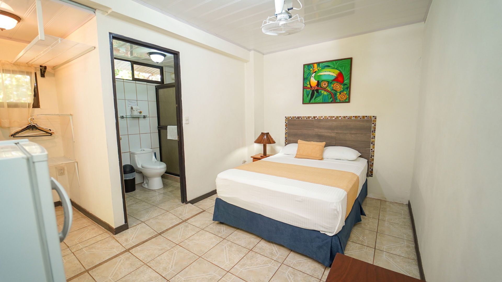 Tabla de planchar con plancha, wifi gratis y ropa de cama 