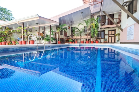 Una piscina al aire libre