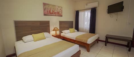 Tabla de planchar con plancha, wifi gratis y ropa de cama