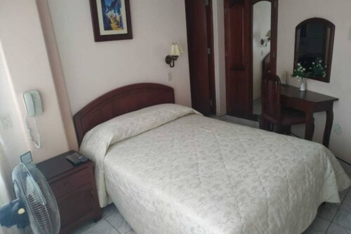 Cubrecamas, escritorio, espacio para trabajar con laptop y wifi gratis