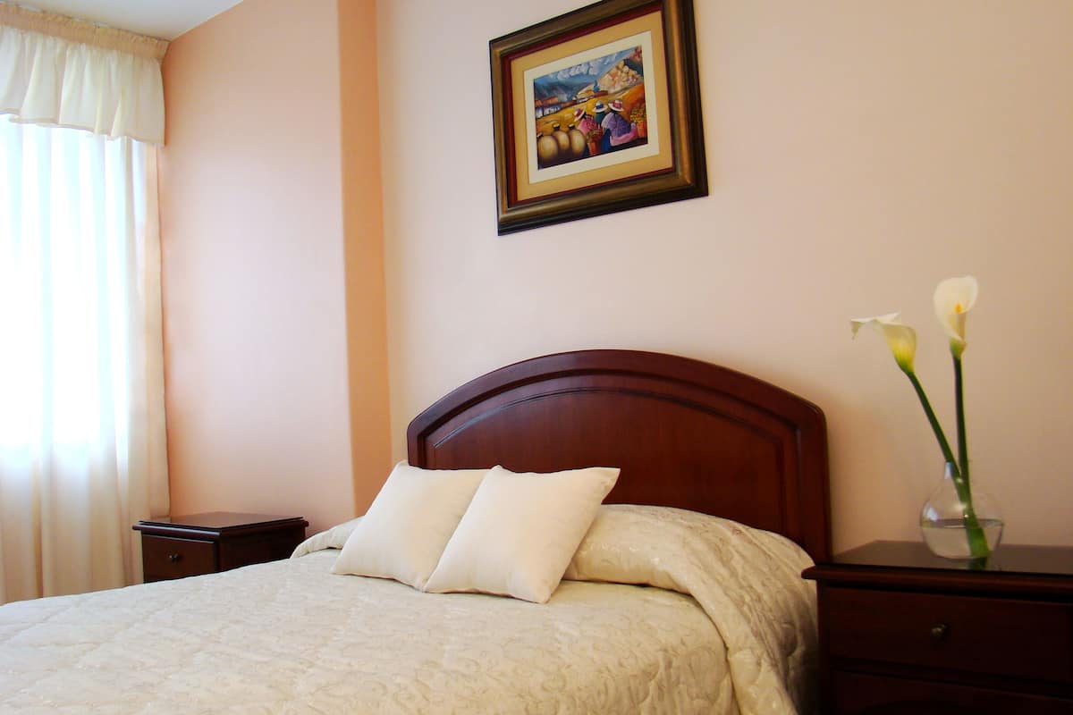 Cubrecamas, escritorio, espacio para trabajar con laptop y wifi gratis