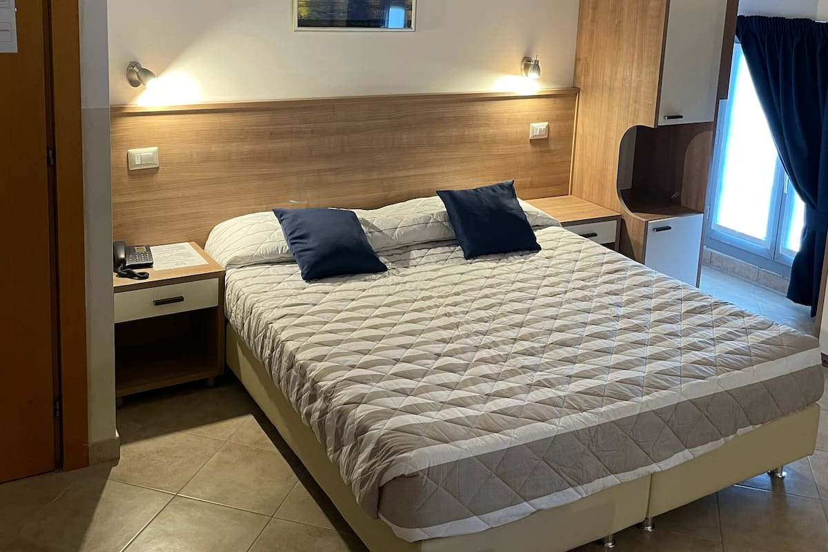 컴포트 더블룸 (double bed) | 고급 침구, 객실 내 금고, 책상, 암막 커튼