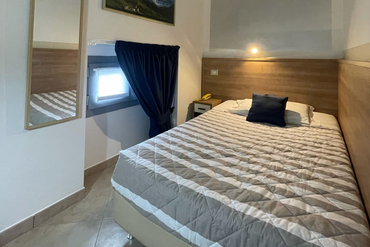Chambre Simple Confort | Literie de qualité supérieure, coffres-forts dans les chambres, bureau