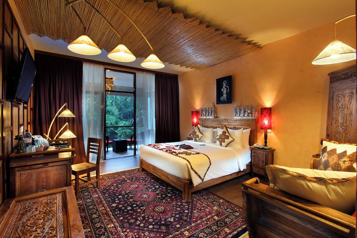  Deluxe Suite Room Only | Egyptian cotton sheets, premium bedding, pillow-top beds, minibar