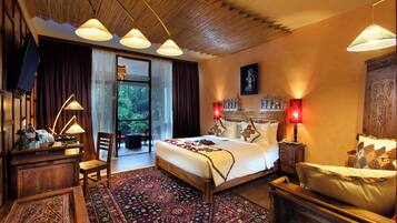 Deluxe Suite Room Only | Egyptian cotton sheets, premium bedding, pillowtop beds, minibar