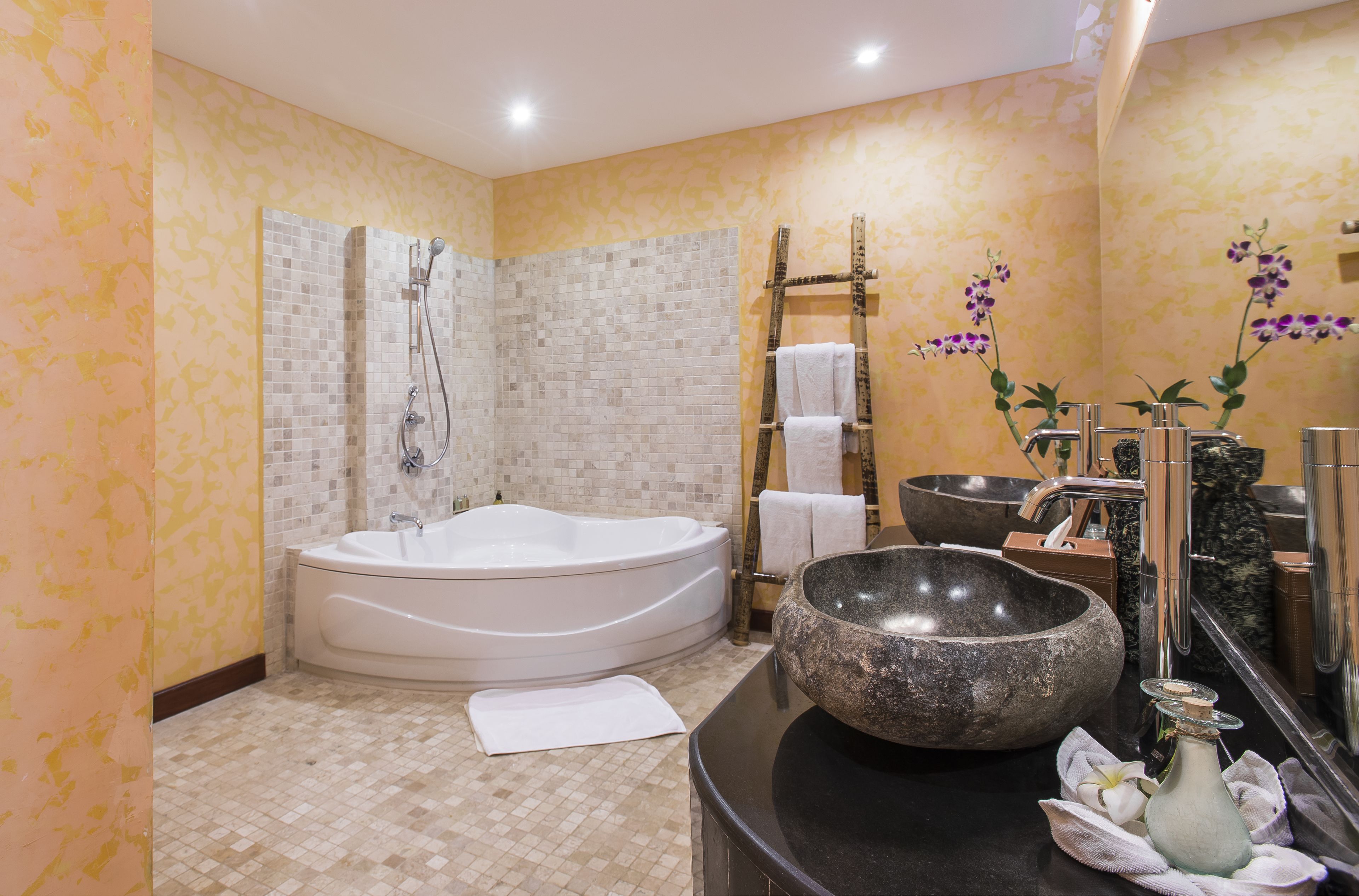 bathtub, deep-soaking bathtub, free toiletries, hair dryer