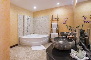 Badewanne, Komfortbadewanne, kostenlose Toilettenartikel, Haartrockner