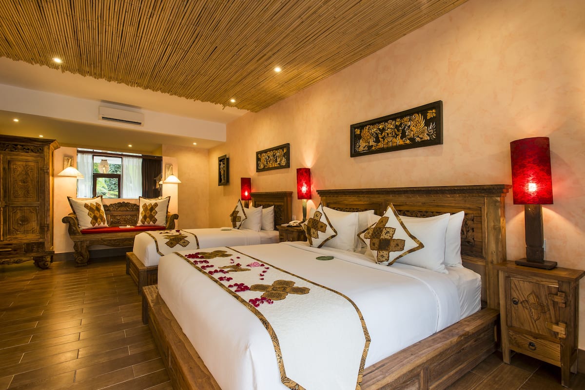 Deluxe Grande suite | Egyptian cotton sheets, premium bedding, pillowtop beds, minibar