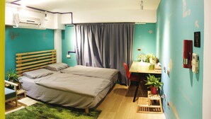 A bedroom with a bed, a desk, and a chair. - 英倫旅店 - Baker Street Guesthouse (Tainan)