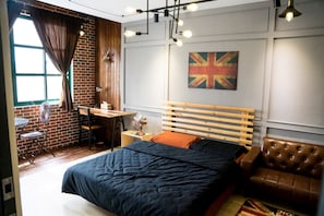 Premium bedding, desk, blackout drapes, free WiFi