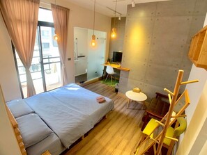 Premium bedding, desk, blackout drapes, free WiFi