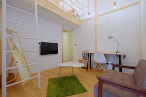 32-inch LCD TV with digital channels, TV - Loft Wo Design Inn (Tainan)