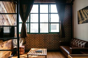 Ropa de cama de alta calidad, escritorio y cortinas blackout 