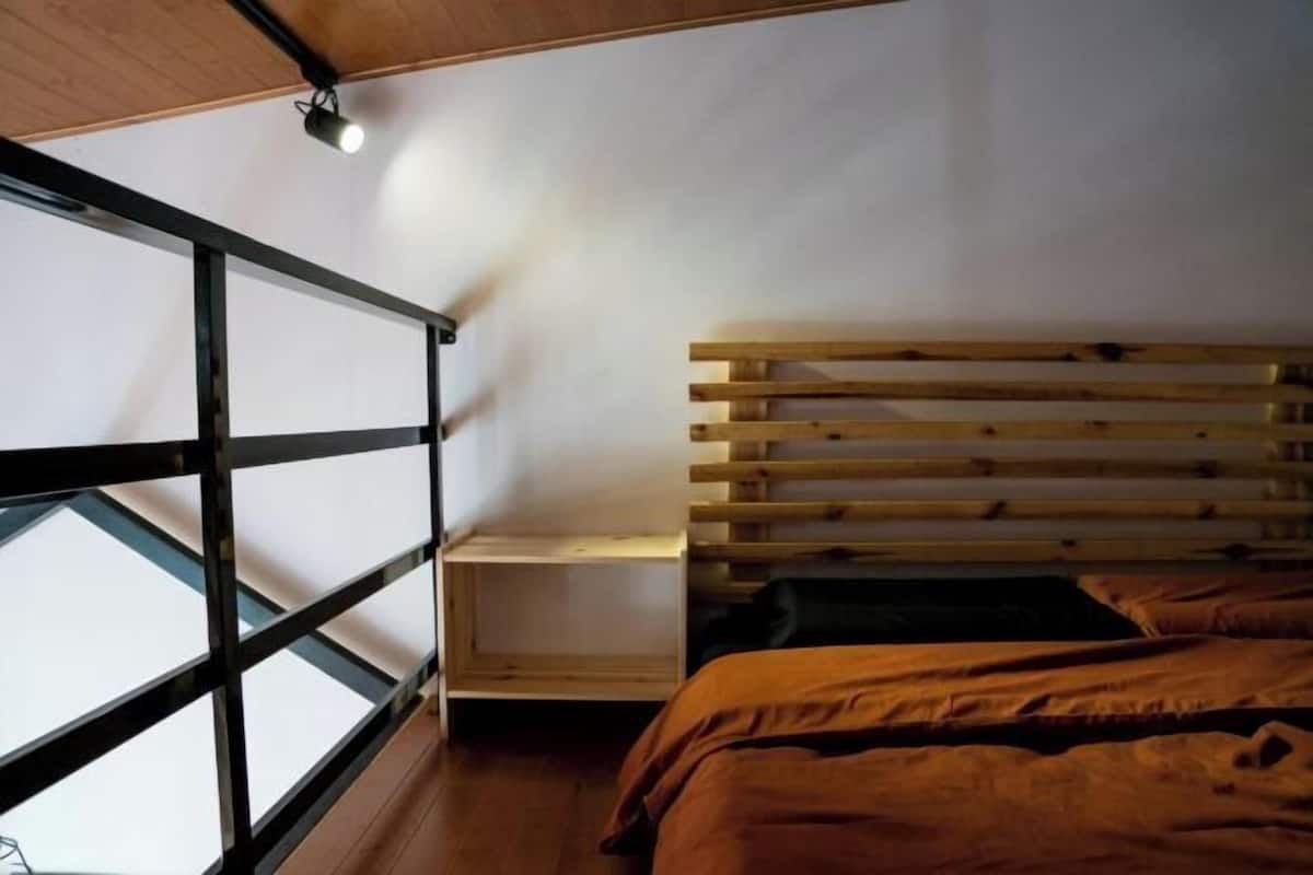 Premium bedding, desk, blackout drapes, free WiFi