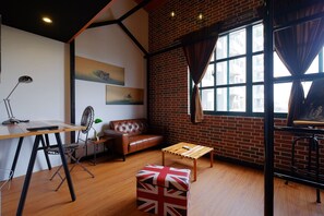 32-inch LCD TV with digital channels, TV - Loft Wo Design Inn (Tainan)