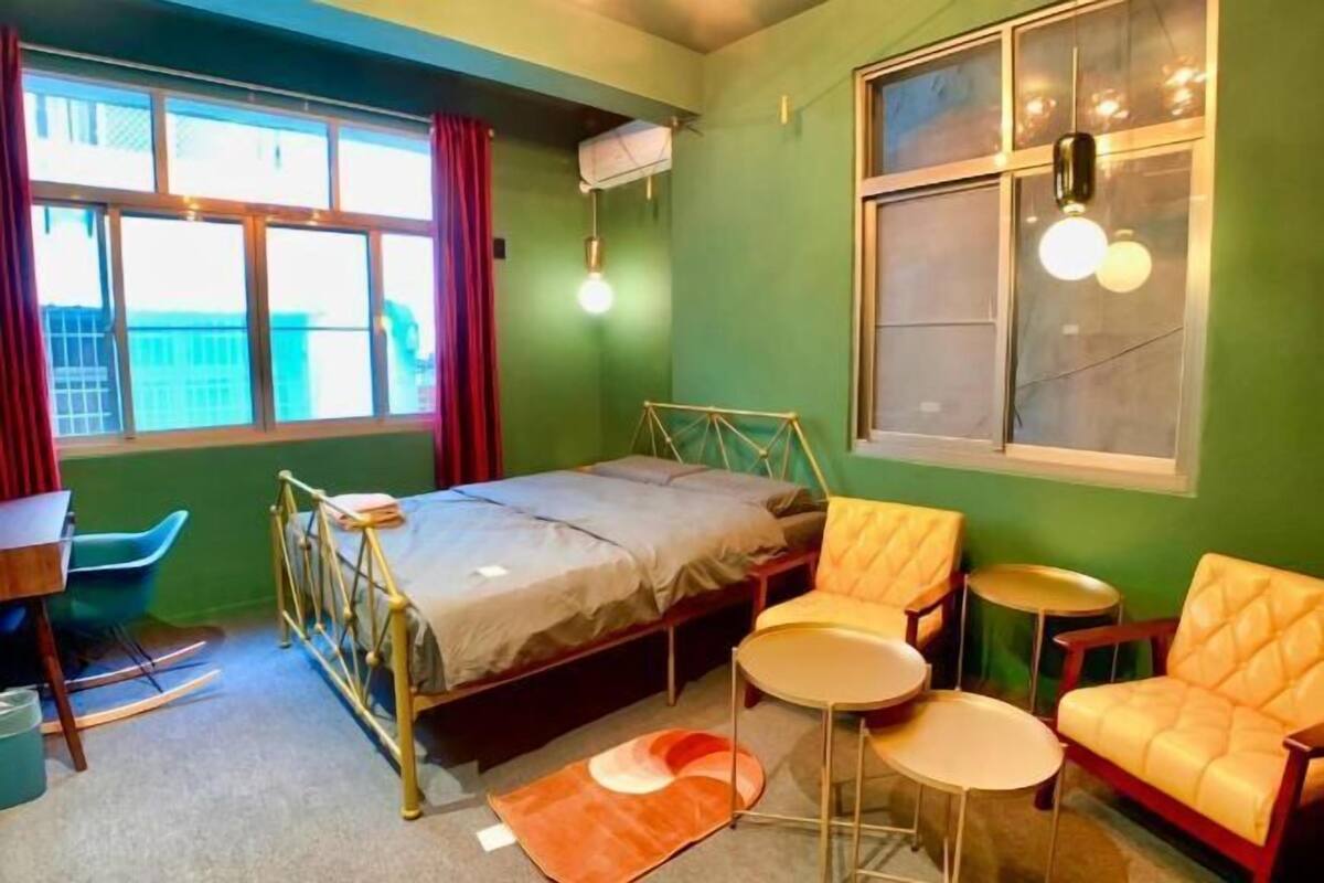 Premium bedding, desk, blackout curtains, free WiFi