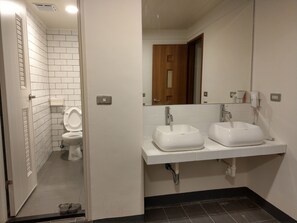 Ducha, artículos de tocador gratuitos, secador de pelo, pantuflas