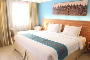 Desk, blackout curtains, free WiFi, bed sheets - Sahid Mutiara Karawaci (Curug)