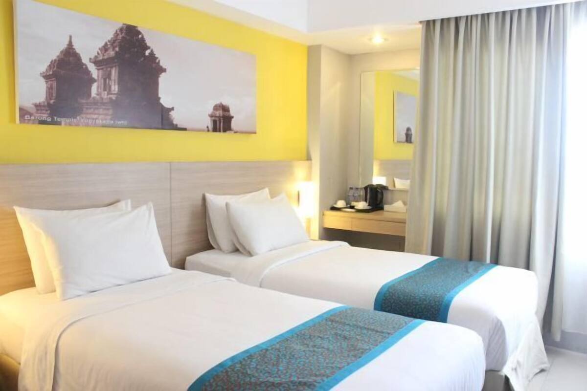 Escritorio, cortinas opacas, wifi gratis y ropa de cama