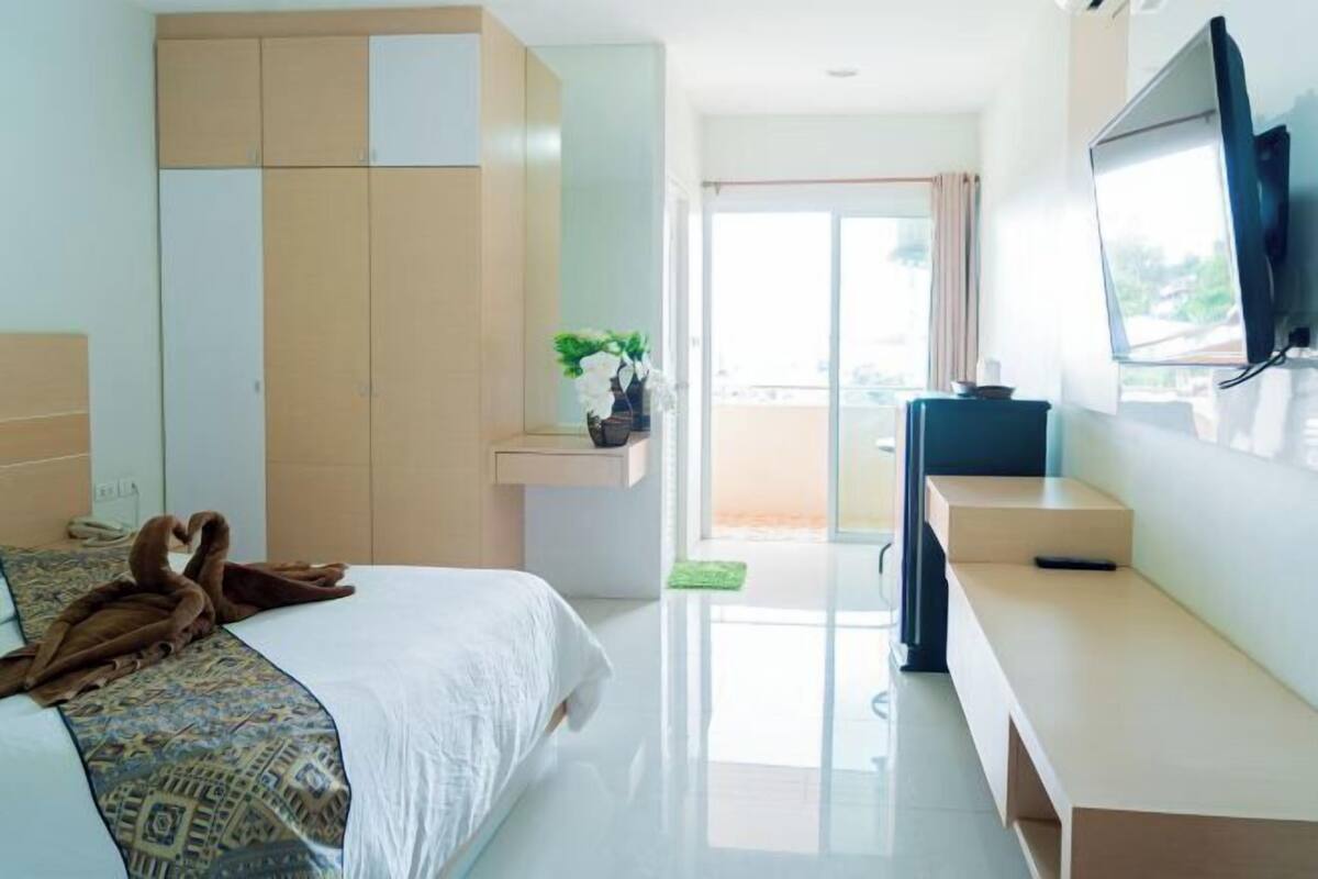 Minibar, escritorio y wifi gratis 