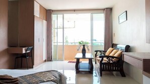 Minibar, desk, WiFi (free) - The Infinity Suite Chiangrai (Chiang Rai)
