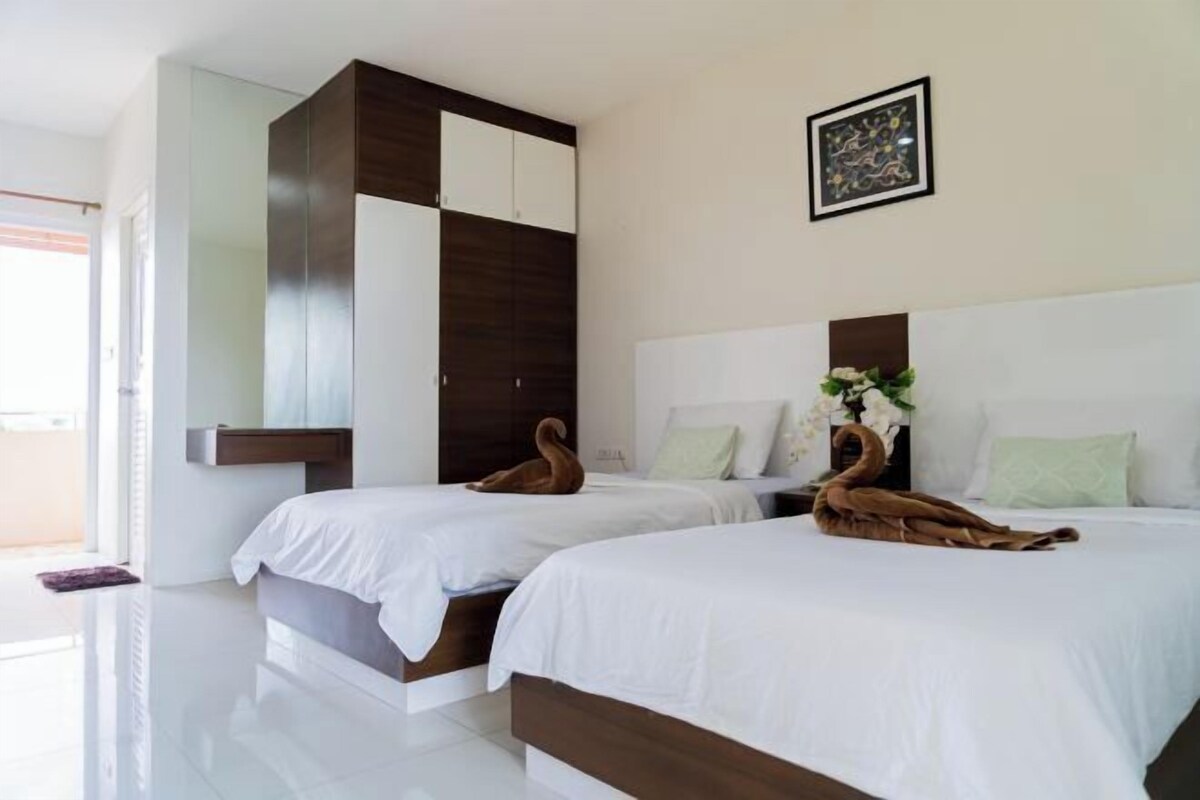 Minibar, desk, blackout drapes, WiFi (free)