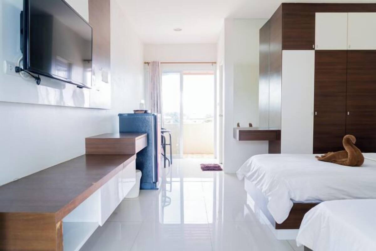 Minibar, escritorio y wifi gratis 