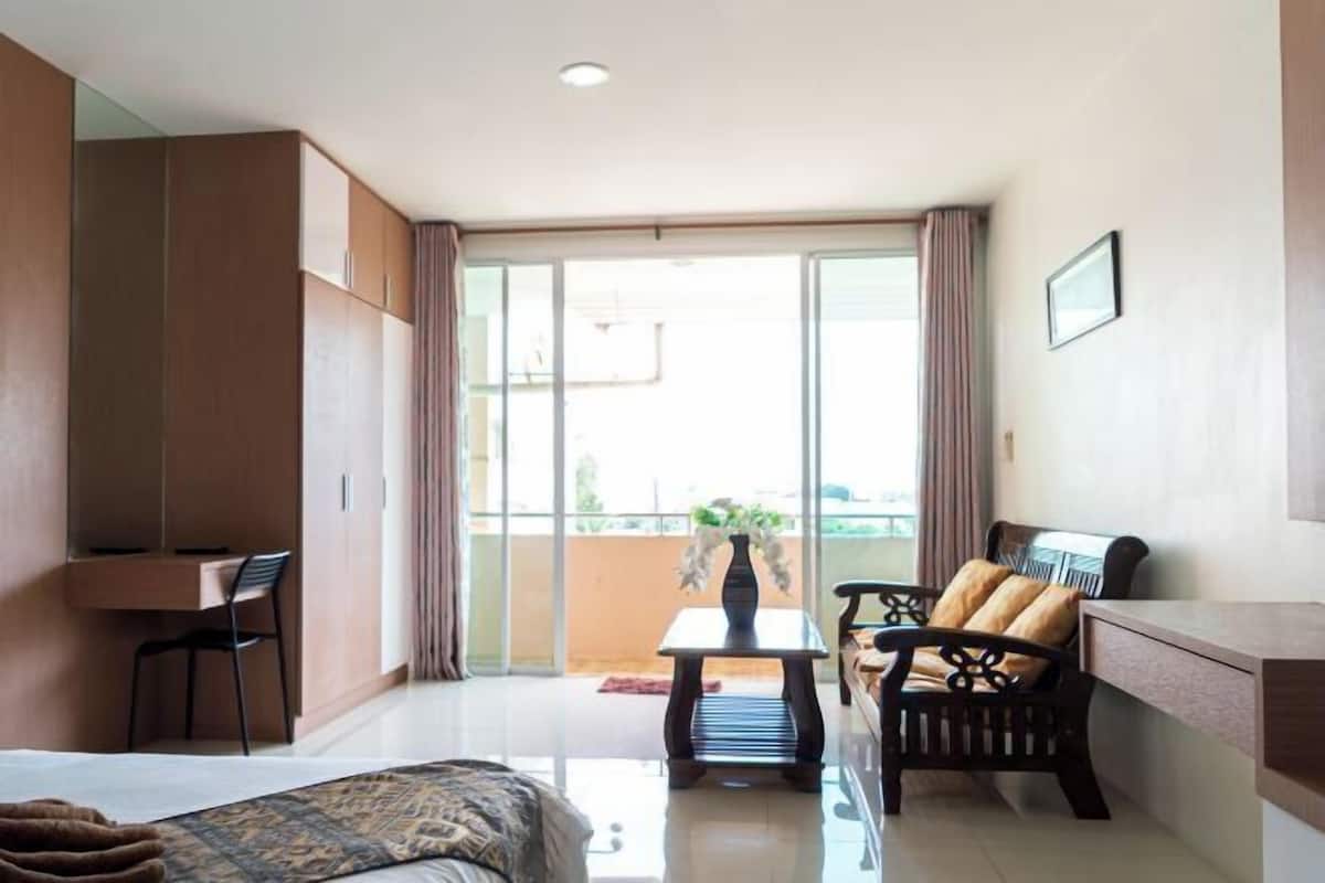 Minibar, desk, free WiFi