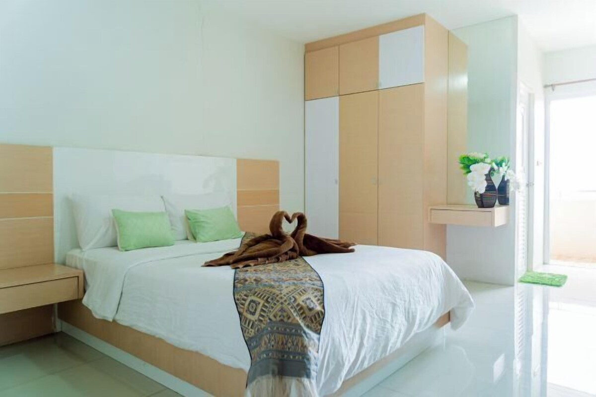 Minibar, desk, blackout drapes, WiFi (free)