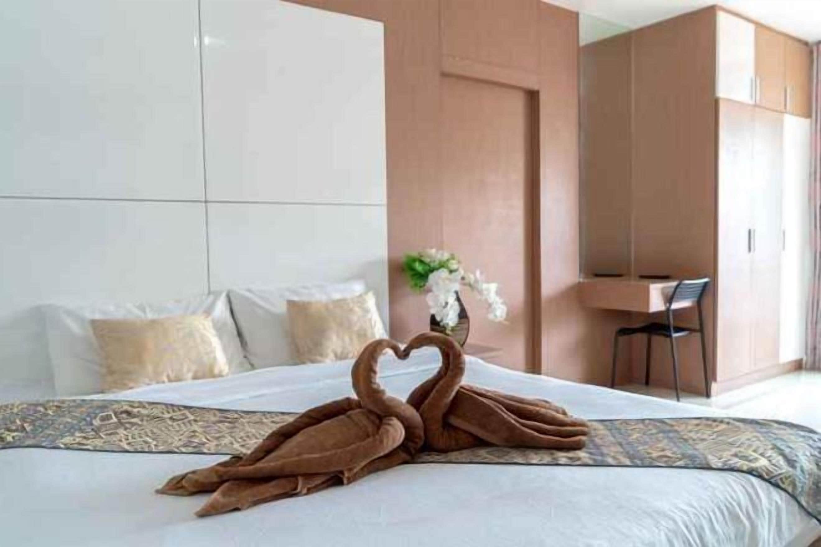 Minibar, desk, free WiFi