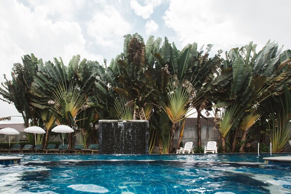 Outdoor pool, pool umbrellas, pool loungers - Diamond Park Inn Chiang Rai Resort (Chiang Rai)