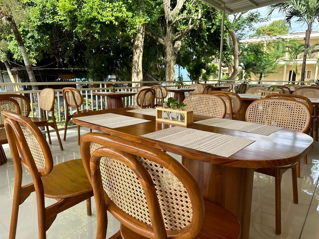 Breakfast, lunch, dinner served; Indonesian cuisine 