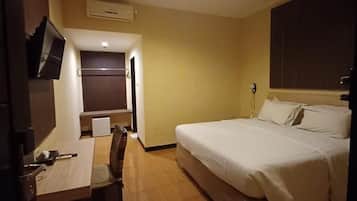 Deluxe Room, 1 Double Bed, Non Smoking | Desk, soundproofing, free WiFi, bed sheets