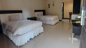 A hotel room with two beds, a desk, and a chair. - Amazing Beach Resort - Palu (Palu)