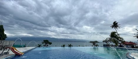 Una piscina al aire libre, tumbonas
