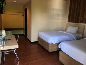 مكتب وتجهيزات عازلة للصوت وواي فاي مجانًا وملاءات أسرّة