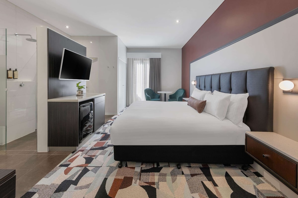 deluxe studio | in-room safe, desk, iron/ironing board, cots/infant beds