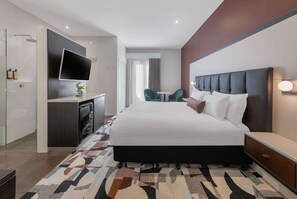 Deluxe Studio | In-room safe, desk, iron/ironing board, cribs/infant beds - Club Wyndham Perth, Trademark Collection by Wyndham (West Perth)