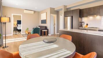 Deluxe Room, 1 Bedroom | Dining room