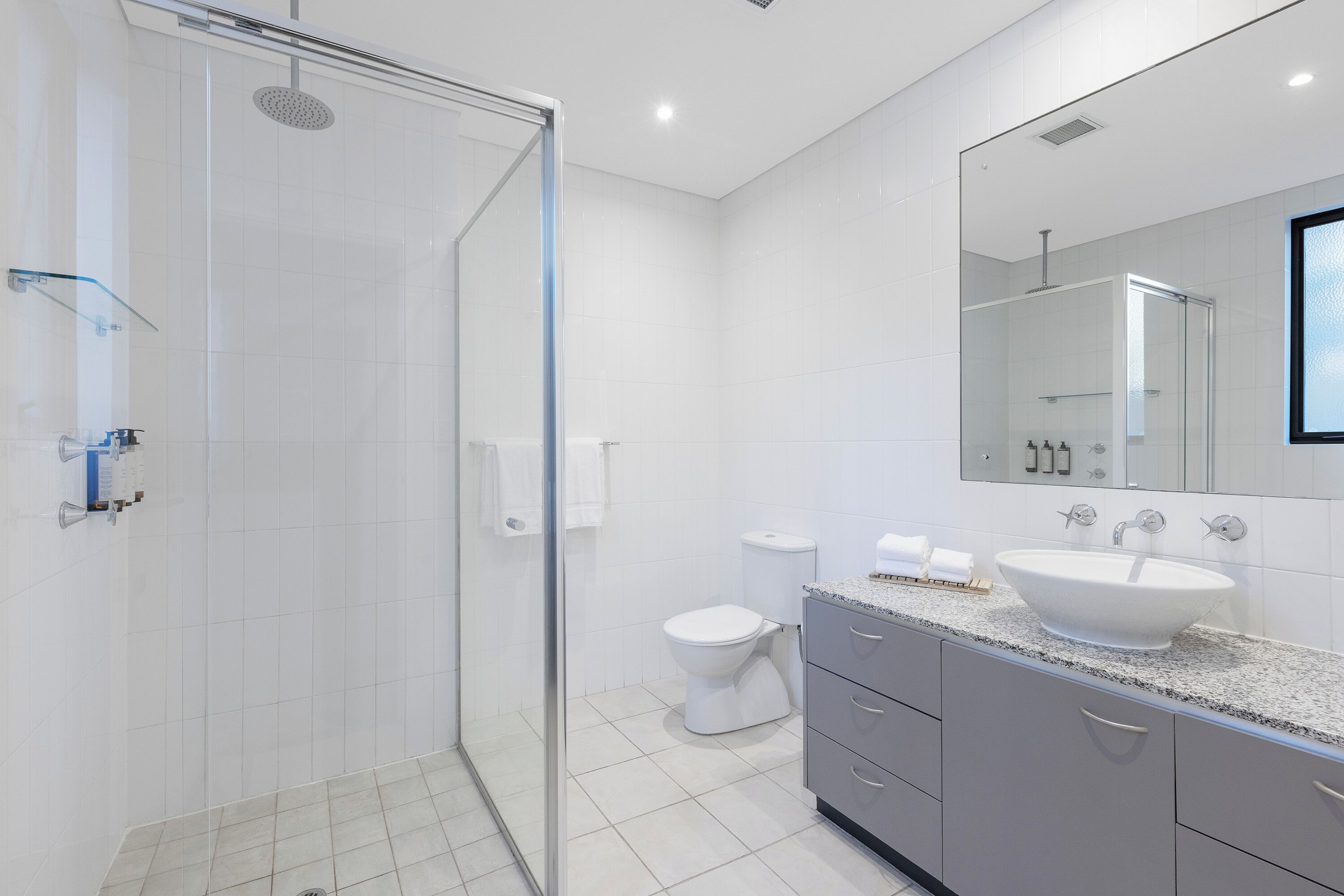 apartment, 2 bedrooms | bathroom | shower, free toiletries, hair dryer, towels