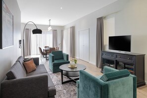 Apartamento, 2 habitaciones | Zona de estar | Una televisión de pantalla plana