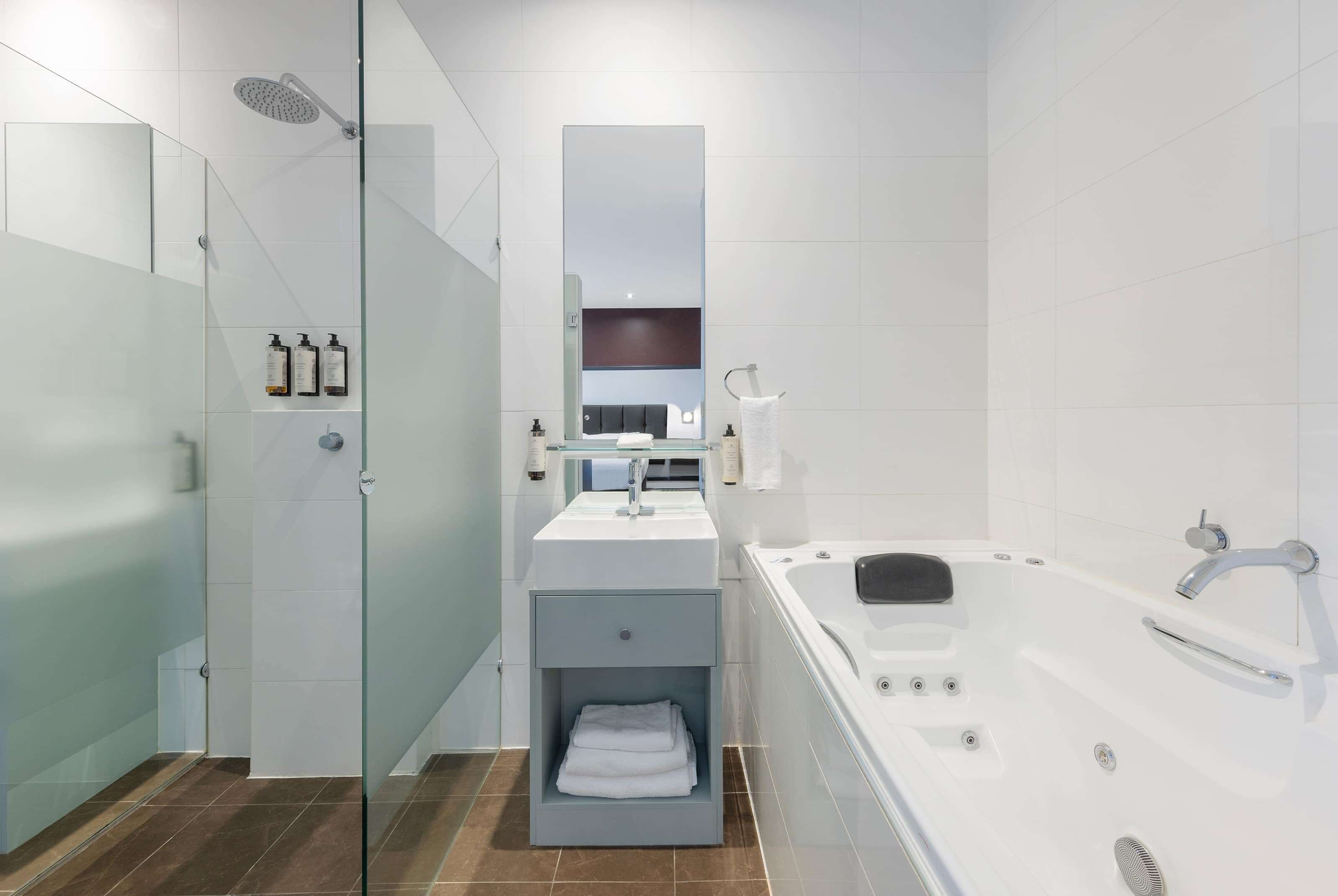 deluxe studio | bathroom | shower, free toiletries, hair dryer, towels