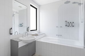 Deluxe Room, 1 Bedroom | Bathroom | Shower, free toiletries, hair dryer, towels - Club Wyndham Perth, Trademark Collection by Wyndham (West Perth)