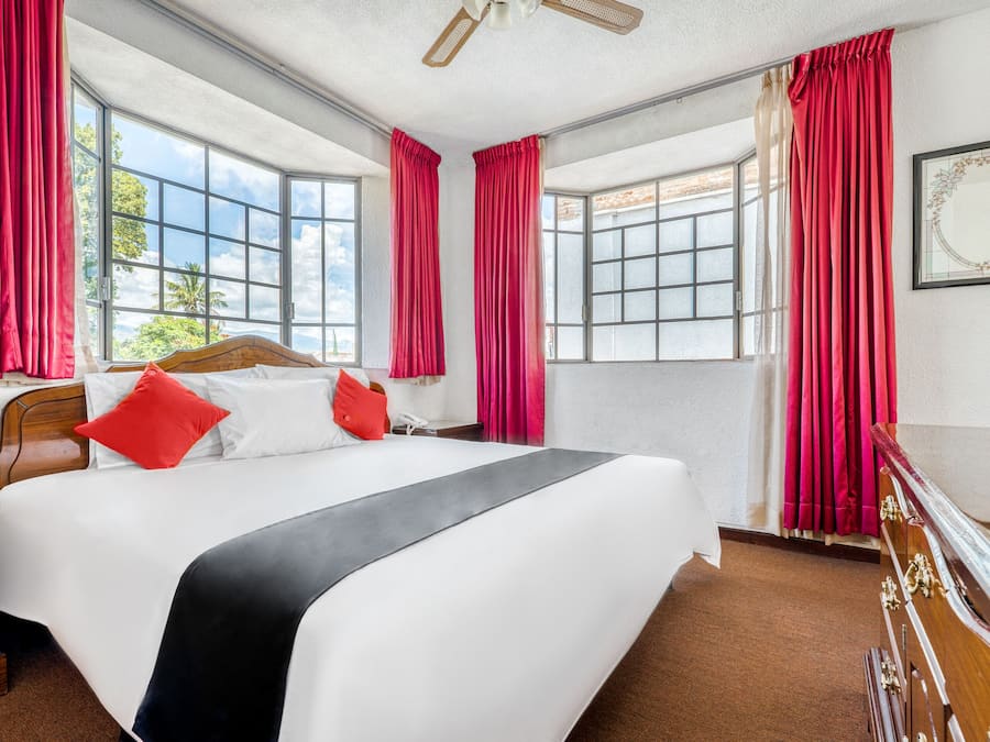Quarto superior | Escrivaninha, Wi-Fi de cortesia, roupa de cama