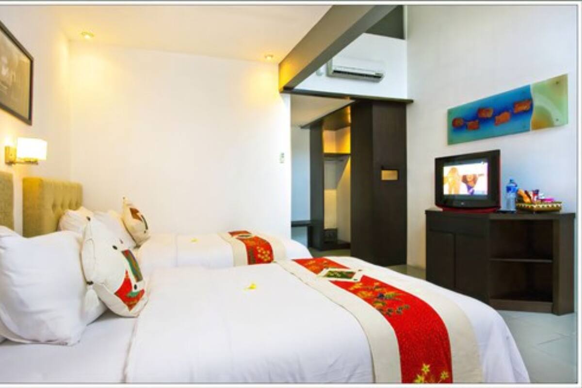 Deluxe Room | Minibar, in-room safe, desk, rollaway beds