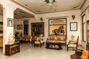 Lobby sitting area - Hotel Boheda Palace (Udaipur)