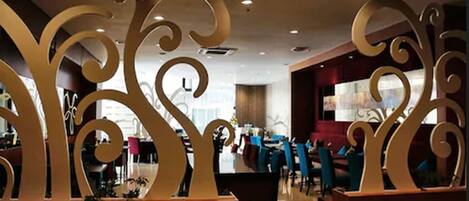 Café da manhã, almoço e jantar; culinária internacional