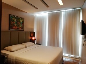 Deluxe Apartment, 2 Bedrooms, Non Smoking, City View (Ruby Unit) | Minibar, in-room safe, desk, iron/ironing board - Royal Suite Condotel (Medan)
