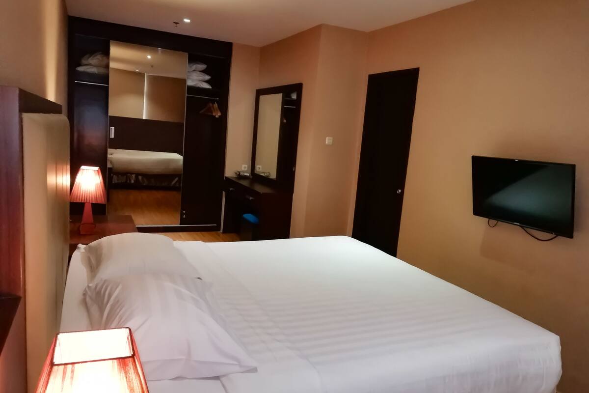 特級公寓, 2 間臥室, 非吸煙房, 城市景 (Emerald Unit) | 迷你吧、房內夾萬、書桌、熨斗/熨衫板